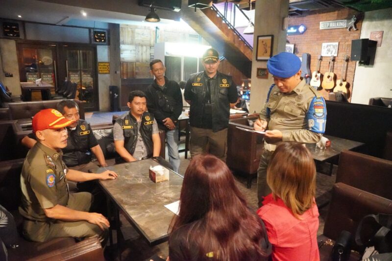PENGAWASAN: Anggota Satpol PP Kabupaten Tangerang saat sosialisasi jam operasional tempat hiburan selama ramadhan.