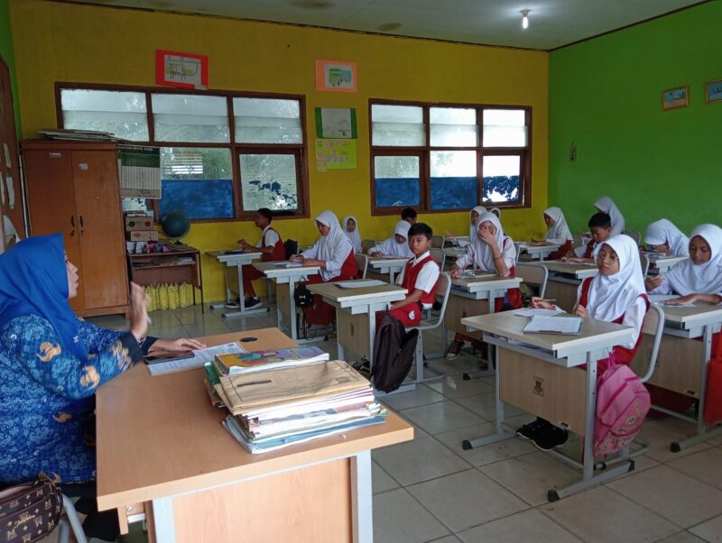 UJIAN SEMESTER: Siswa SDN Sentul Jaya 1, Kecamatan Balaraja, Kabupaten Tangerang mengikuti ujian tengah semester, Selasa (19/03/2024).