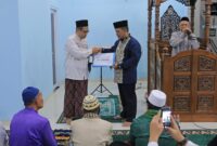 BERIKAN BANTUAN: Pj Walikota Tangerang, Dr Nurdin (kanan), memberikan infak senilai Rp20 Juta untuk dana sosial pengentasan kemiskinan di Masjid Nurul Muhajirin, Perumahan Griya Ciledug Indah 1, Kelurahan Padurenan, Kecamatan Karang Tengah, Selasa (19/3/2024).