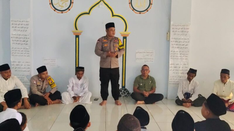 JAGA KAMTIBMAS: Kapolsek Cibeber Kota Cilegon AKP Atep Maulana rutin mengunjungi masjid di wilayah hukum Kecamatan Cibeber selama Ramadan.