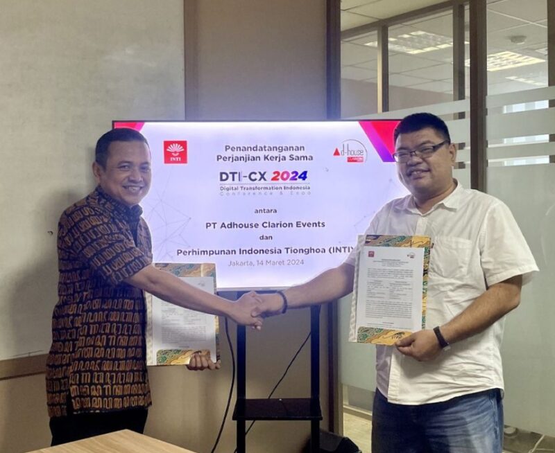 KERJASAMA: penandatanganan MOU antara Sekjen INTI Candra Jap dan Vice Presiden PT. Adhouse Clarion Events Gad Permata untuk Digital Transformation Indonesia Conference dan Expo 2024.