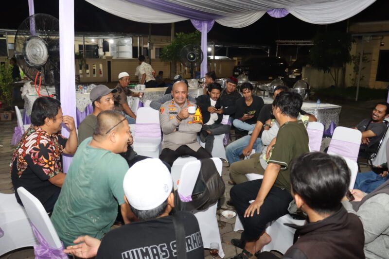 BERBUKA BERSAMA: Kapolres Serang AKPB Condro Sasangko berbincang dengan wartawan Serang dalam kegiatan berbuka bersama di Mapolres Serang, Kamis (21/3/2024).