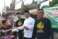 BERBAGI: Komaruzaman Ketua Baladraja, berbagi takjil kepada warga di Flay Over Balaraja, Kecamatan Balaraja, Kabupaten Tangerang.