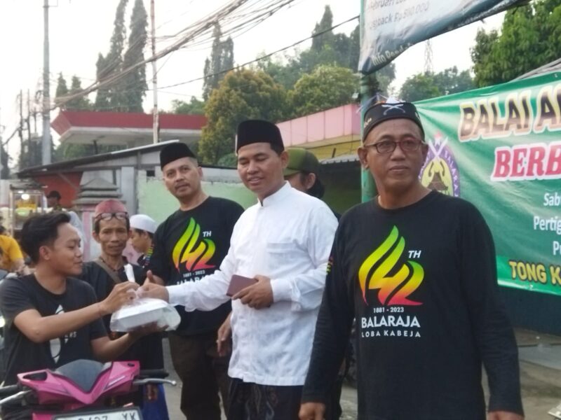 BERBAGI: Komaruzaman Ketua Baladraja, berbagi takjil kepada warga di Flay Over Balaraja, Kecamatan Balaraja, Kabupaten Tangerang.