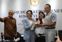 MENDAPATKAN CENDRAMATA: Anggota Komisi VI DPR Rieke Diah Pitaloka (kiri) mendapatkan cendramata yang diberikan oleh Direktur Utama PT Jasa Raharja Rivan A. Purwantono.