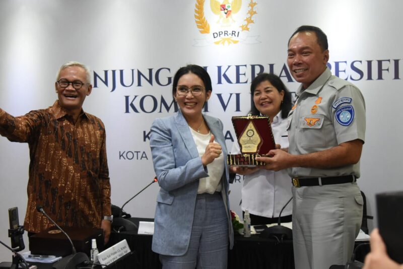 MENDAPATKAN CENDRAMATA: Anggota Komisi VI DPR Rieke Diah Pitaloka (kiri) mendapatkan cendramata yang diberikan oleh Direktur Utama PT Jasa Raharja Rivan A. Purwantono.