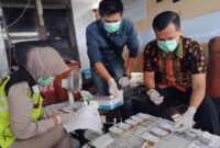 TES URINE: Tim Dokkes dan Satresnarkoba Polresta Serkot melaksanakan pengecekan urine kepada sejumlah sopir bus di Terminal Pakupatan.