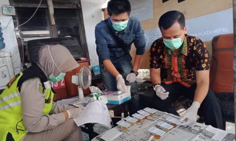 TES URINE: Tim Dokkes dan Satresnarkoba Polresta Serkot melaksanakan pengecekan urine kepada sejumlah sopir bus di Terminal Pakupatan.