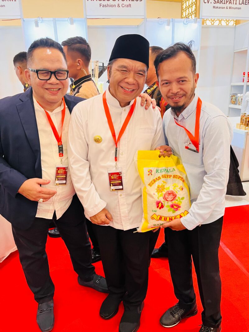 Pj Gubernur Banten Al Muktabar (tengah) didampingi Koordinator Petani Muda Milenial, Kecamatan Binuang, Sapiq (kiri) saat membeli beras hibrida asal asal Desa Renged, Kecamatan Binuang, Kabupaten Serang.