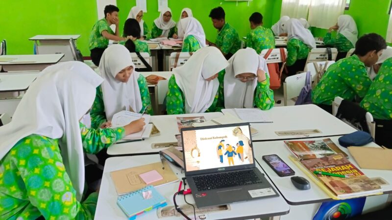 BELAJAR: Siswa SMAN 19 Kabupaten Tangerang saat mengikuti kegiatan pembelajaran di sekolah.