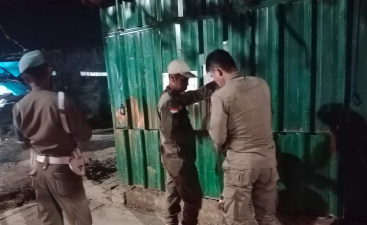 PERINGATAN: Anggota Satpol PP Kota Cilegon memberi peringatan pemilik bangunan liar yang berada di sepanjang Jalur Lingkar Selatan untuk membongkar bangunannya.

