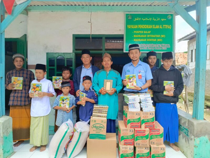 PEDULI SESAMA: Pembagian sembako, di Pesantren Alittifaq, Kampung. Karangkletak Desa Samparwadi, Kecamatan Tirtayasa yang dilakukan PT Indah Kiat Pulp & Paper.