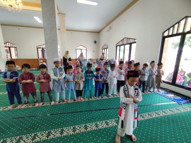 SALAT: Siswa PAUD Kartika, Kampung Cengkok, Desa Sentul, Kecamatan Balaraja, Kabupaten Tangerang melaksanakan salat berjamaah dengan imam dari siswa, saat kegiatan pesantren Ramadan.