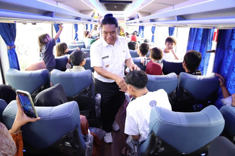 LEPAS MUDIK: Pj Gubernur Banten, Al Muktabar melepas peserta mudik gratis yang dilaksanakan Pemerintah Provinsi Banten, , Sabtu (06/04/2024).
