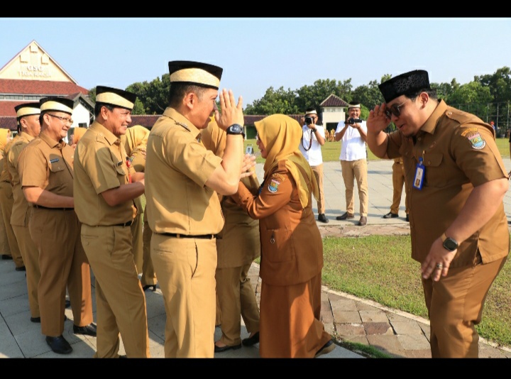 HALAL BIHALAL: PJ Bupati Tangerang Andi Ony memimpin mengikuti halal bihalal dengan pegawai lingkup Pemkab Tangerang, Selasa (16/04/24).