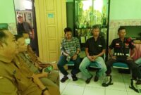 GERUDUK PUSKESMAS: Anggota ormas saat mendatangi Puskesmas Ciomas. Mereka protes lantaran layanan kesehatan di puskesmas itu kurang baik.