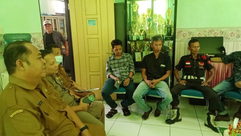 GERUDUK PUSKESMAS: Anggota ormas saat mendatangi Puskesmas Ciomas. Mereka protes lantaran layanan kesehatan di puskesmas itu kurang baik.