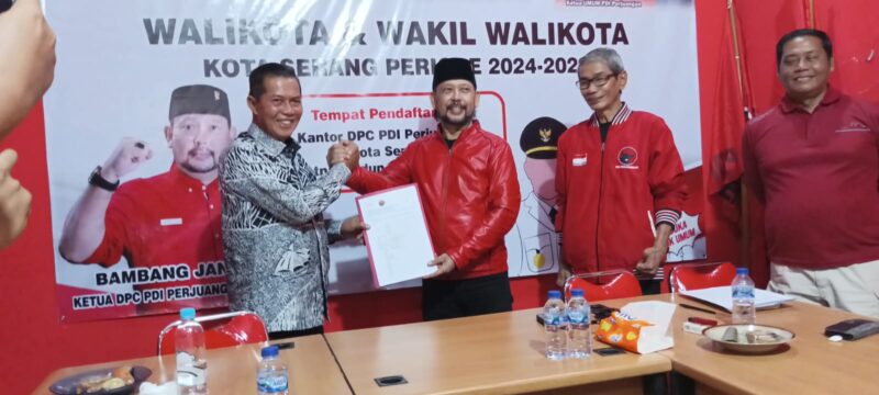 AMBIL FORMULIR: Safrudin Saat pengambilan Formulir di DPC PDIP Kota Serang