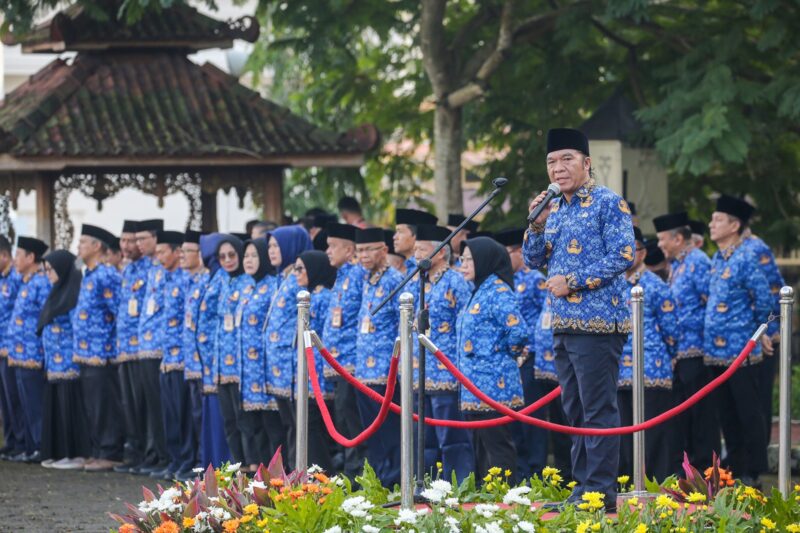 BERIKAN SAMBUTAN: Pj Gubernur Banten Al Muktabar, memberikan sambutan Pembina Apel Gabungan dan Halal Bi Halal di Lapangan Sekretariat Daerah Pemprov Banten, KP3B Curug, Kota Serang, Kamis (18/4/2024).