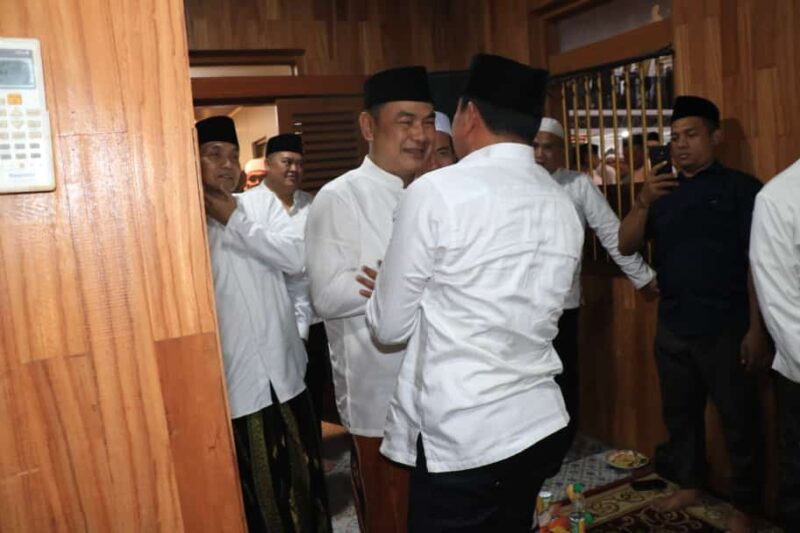 TEGUR SAPA: Calon Bupati H. Mad Romli dan H. Moch. Maesyal Rasyid bertegur sapa saat acara haul Almarhum Abuya Uci Turtusi Cilongok.