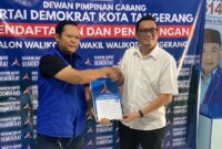 SIAP BERTARUNG: Erlangga Yuda menyampaikan berkas pendaftaran sebagai bakal calon walikota Tangerang ke Partai Demokrat Kota Tangerang.