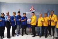 PENDAFTARAN: Ketua Penjaringan Bupati dan Wakil Bupati Tangerang DPC Partai Demokrat Ahmad Buldan (kiri) menyerahkan formulir pencalonan H Mad Romli, yang diterima Sekretaris DPD Partai Golkar Kabupaten Tangerang Muhamad Amud, Senin (22/04/2024).