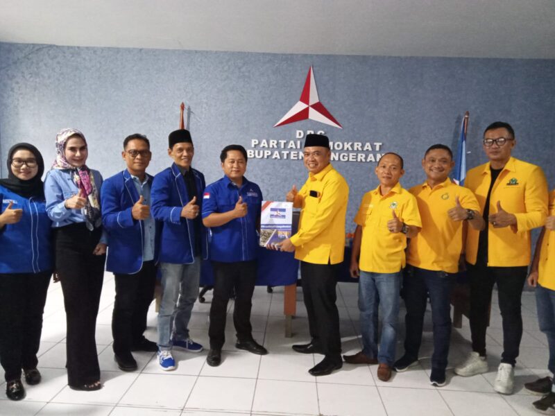 PENDAFTARAN: Ketua Penjaringan Bupati dan Wakil Bupati Tangerang DPC Partai Demokrat Ahmad Buldan (kiri) menyerahkan formulir pencalonan H Mad Romli, yang diterima Sekretaris DPD Partai Golkar Kabupaten Tangerang Muhamad Amud, Senin (22/04/2024).