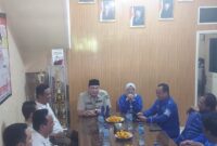 KONSOLIDASI: Budi Rustandi, Ketua DPRD Kota Serang dari Partai Gerindra Kota Serang (berpeci) saat Digoda Nuraeni untuk berpasangan di Pilwakot Kota Serang.