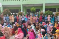 PAKAIAN ADAT: Siswa dan guru SDN Rawakidang, Kecamatan Sukadiri, Kabupaten Tangerang menggunakan pakaian adat memperingati Hari Kartini.

