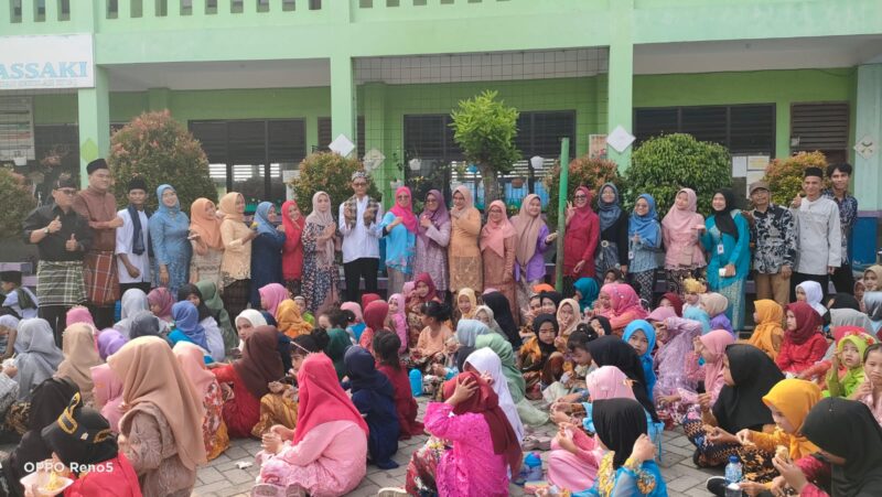 PAKAIAN ADAT: Siswa dan guru SDN Rawakidang, Kecamatan Sukadiri, Kabupaten Tangerang menggunakan pakaian adat memperingati Hari Kartini.

