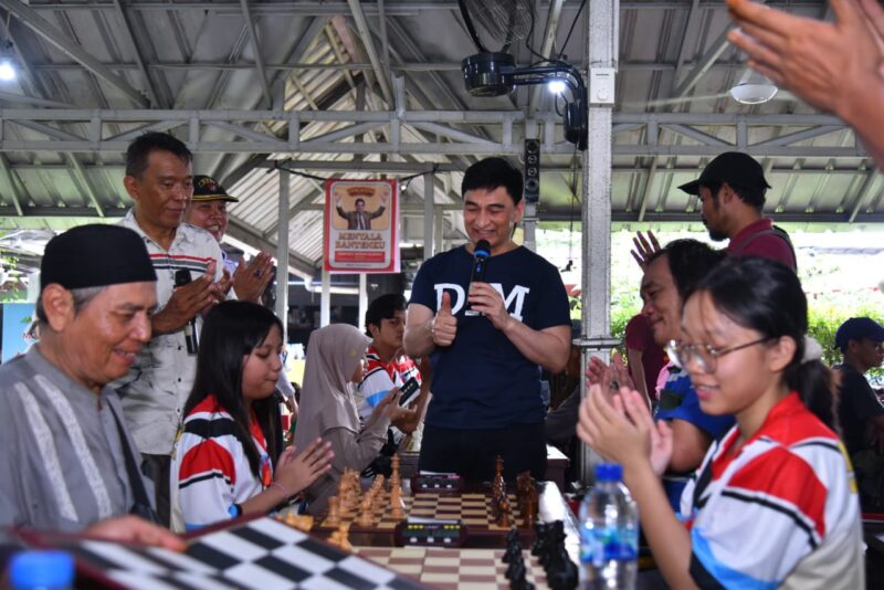 HOBI: Wakil Ketua BURT DPR RI Dimyati Natakusuma saat menghadiri turnamen catur Silaturahmi Idul Fitri di Tangerang, Banten, Sabtu (20/4/2024).