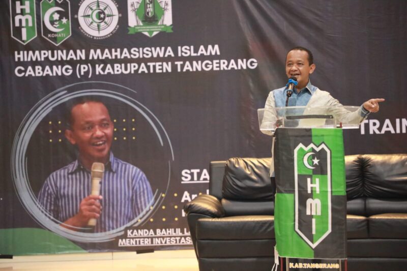 
STADIUM GENERAL: Menteri Investasi/Kepala Badan Koordinasi Penanaman Modal (BKPM), Bahlil Lahadalia saat memberikan stadium general pada LK 2 HMI Cabang Kabupaten Tangerang, Minggu (28/03/2024).
