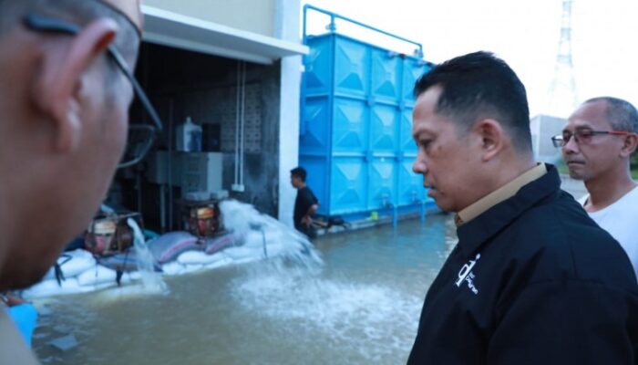 TINJAU BANJIR: PJ Bupati Tangerang Andi Ony, saat memantau banjir.