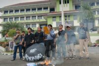 UNJUKRASA: Aliansi Mahasiswa Penegak Demokrasi, menggelar aksi unjukrasa di Pusat Pemerintahan Kabupaten (Puspemkab)  Tangerang, Tigaraksa, Kamis (2/5/2024).