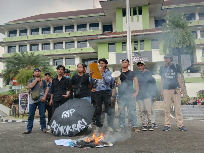 UNJUKRASA: Aliansi Mahasiswa Penegak Demokrasi, menggelar aksi unjukrasa di Pusat Pemerintahan Kabupaten (Puspemkab)  Tangerang, Tigaraksa, Kamis (2/5/2024).