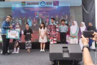 Kepala Dindik Kabupaten Tangerang Dadan Gandana, menyerahkan hadiah kepada siswa berprestasi.