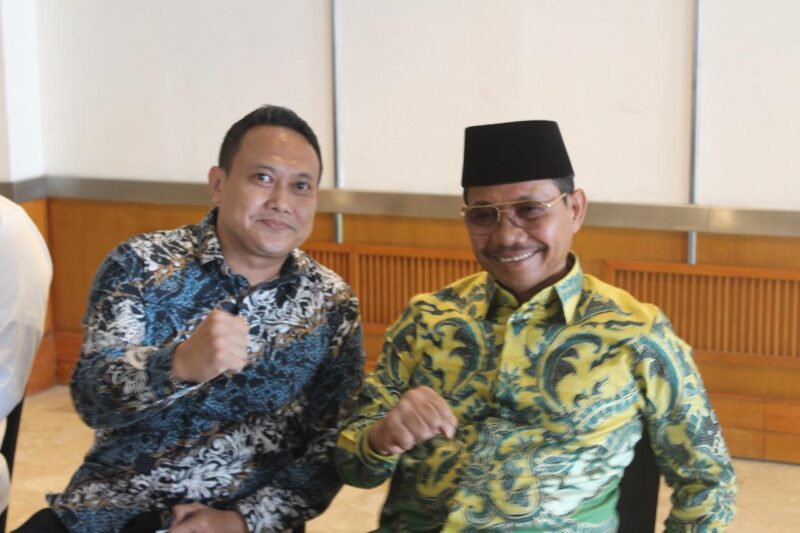 TERSENYUM: Dua bakal calon Walikota Tangerang, H. Sachrudin (kanan) dan Helmy Halim (kiri) tersenyum saat menghadiri Taaruf Bakal Calon Kepala Daerah daerah pemilihan DKI Jakarta, Banten dan Jawa Barat, di Hotel Sahid Jakarta, Kamis (02/05/2024).