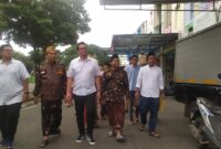 BERSAMA BANSER: Erlangga Yuda (tengah) saat bersama Banser, kemarin.