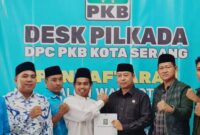 Ahmad Jayani, saat menyerahkan formulir pendaftaran di Partai PKB Kota Serang, Rabu (08/05/2024).