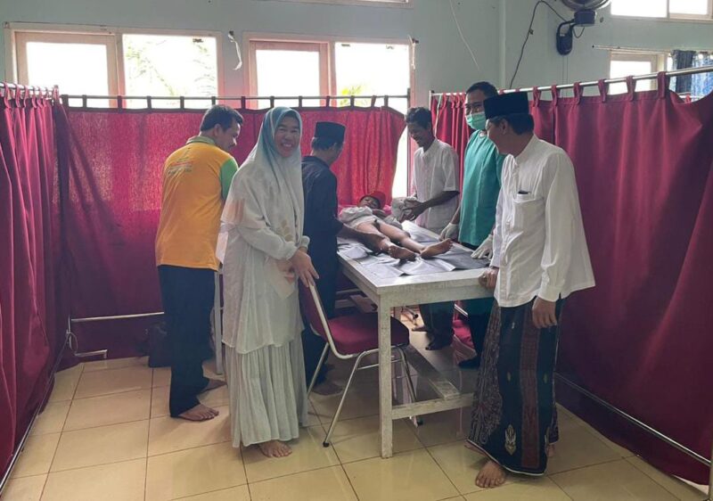 Sunatan masal di Ponpes Shohibul Muslim.