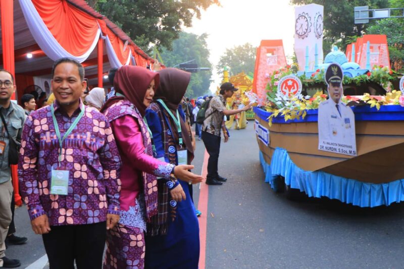 PARADE: Penjabat Walikota Tangerang saat mengikuti parade Dekranas 2024 di Kota Solo.