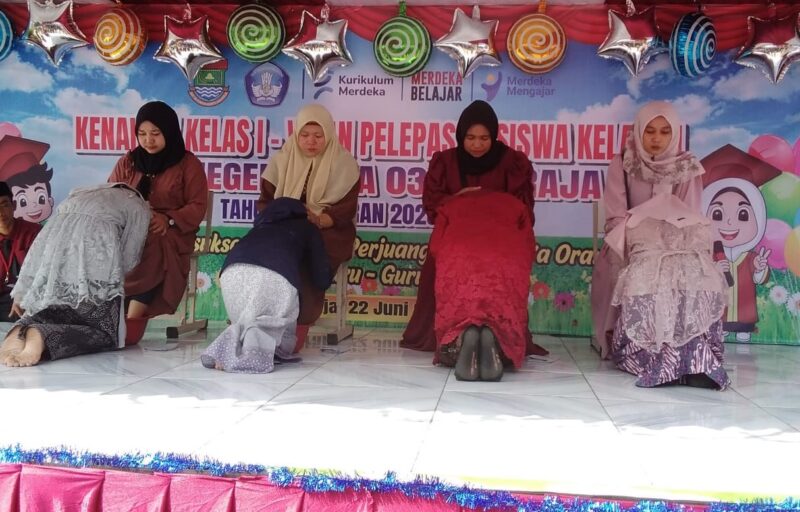 
SUJUD: Siswa kelas 6, SDN Saga 03, Kecamatan Balaraja, Kabupaten Tangerang sujud di pangkuan sekaligus mencuci kaki orangtua, saat kegiatan perpisahan. 
