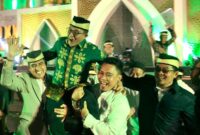 SELEBRASI: Khafilah Kabupaten Tangerang melakukan selebrasi atas hettrick juara umum MTQ Banten.