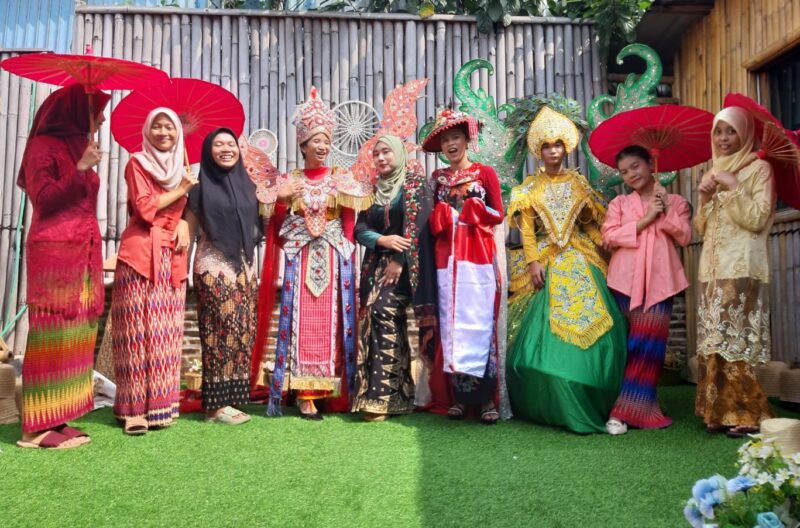 Busana khas daerah karya LKP Topi Bambu Foundation. 