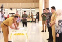 NETRAL: Kepala Badan Kesatuan Bangsa dan Politik Rudi Lesmana (kiri) menanda¬tangani pakta integritas netralitas ASN di Pilkada Kabupaten Tangerang di GSG Puspemkab Tangerang, belum lama ini.