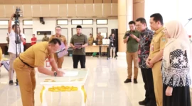 NETRAL: Kepala Badan Kesatuan Bangsa dan Politik Rudi Lesmana (kiri) menanda¬tangani pakta integritas netralitas ASN di Pilkada Kabupaten Tangerang di GSG Puspemkab Tangerang, belum lama ini.