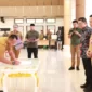 NETRAL: Kepala Badan Kesatuan Bangsa dan Politik Rudi Lesmana (kiri) menanda¬tangani pakta integritas netralitas ASN di Pilkada Kabupaten Tangerang di GSG Puspemkab Tangerang, belum lama ini.