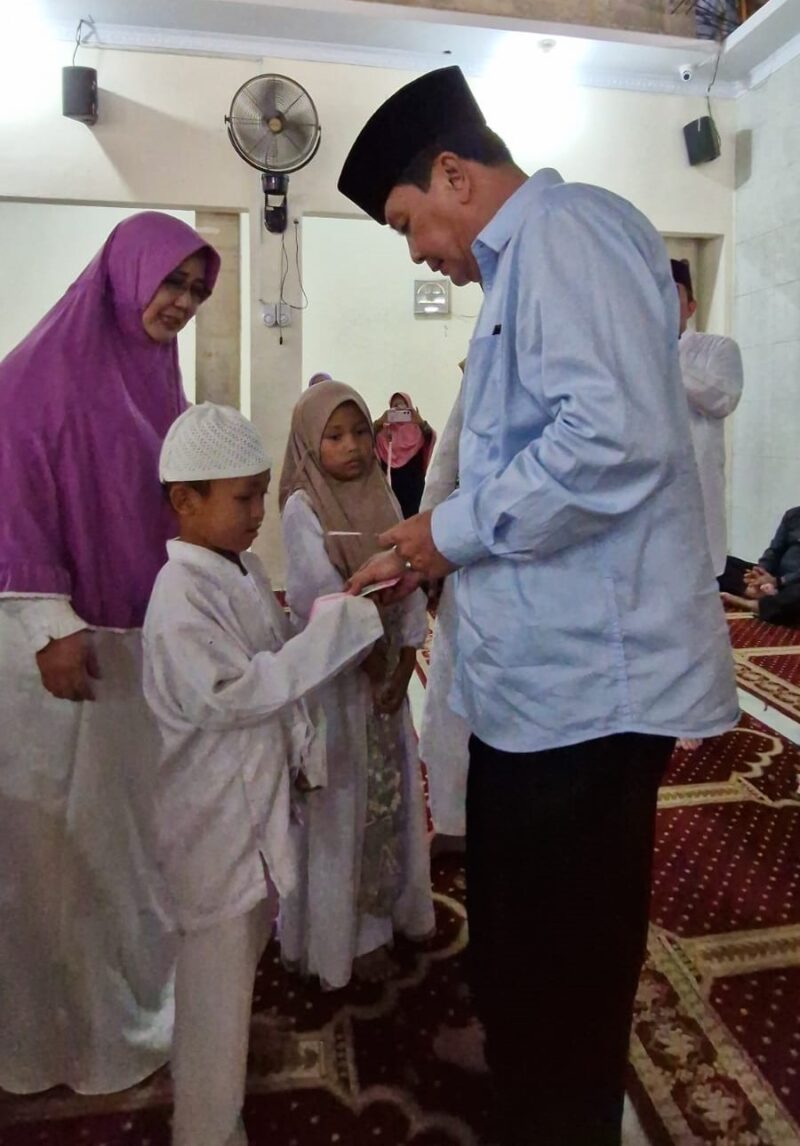 Moch. Maesyal Rasyid, memberikan santunan kepada anak yatim dan piatu, Minggu (28/07/2024). 