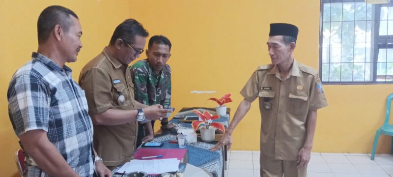 
PERIKSA: Camat Kecamatan Ciomas, H. Ugun Gurmilang saat menyidak Hp Kades Ujung Tebu, Enjat Sudrojat di Aula Kantor Kecamatan Ciomas, Selasa, 02 Juli 2024.
