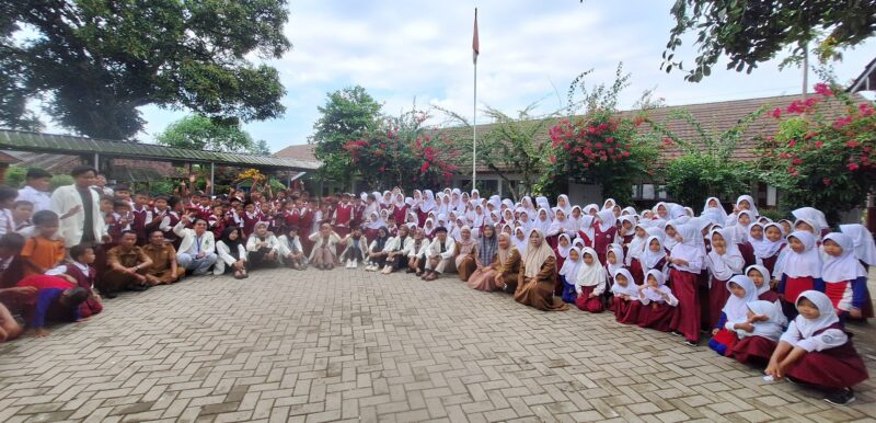 Mahasiswa Kelompok 74 KUKERTA, UIN SMH Banten selesaikan program kerja bidang pendidikan di SDN 01 Margawangi, Kecamatan Leuwidamar, Kabupaten Lebak, Senin (05/07/2024).